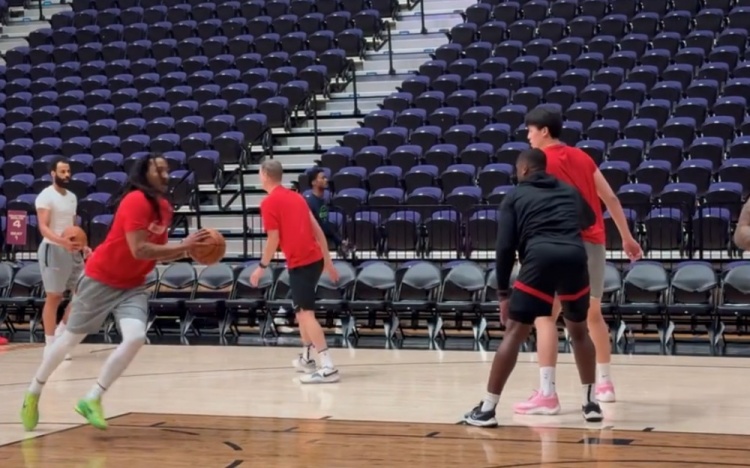 队记：混音队训练中为杨瀚森设计低位传切配合的战术